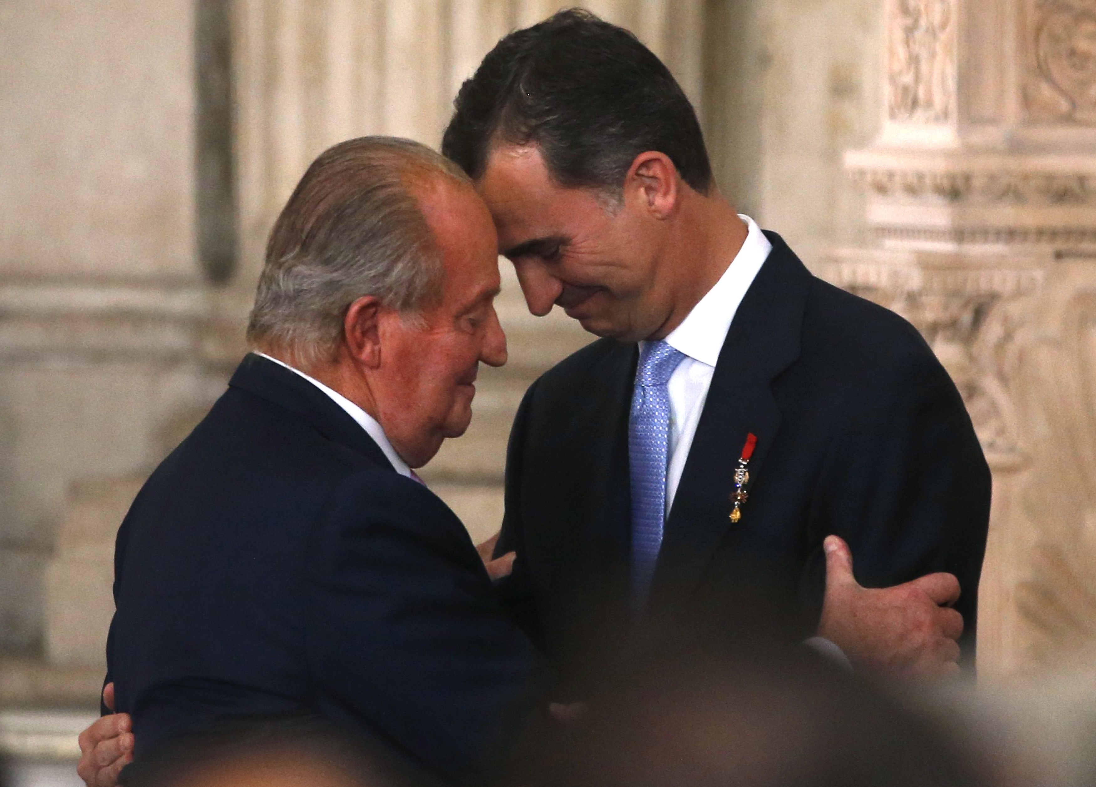El rey Juan Carlos saluda a su hijo Felipe en la ceremonia de abdicación. REUTERS