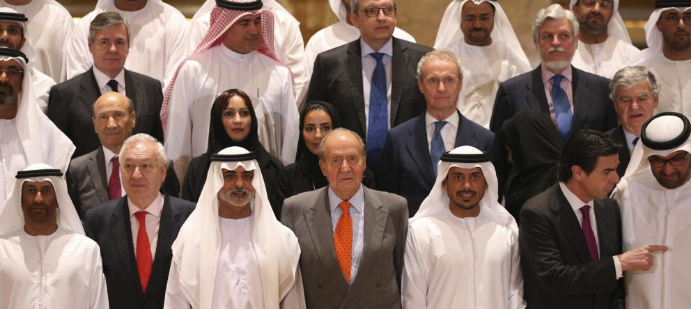 La foto de familia del encuentro empresarial hispano-emiratí en Abu Dabi, en abril de 2014, con el rey Juna Carlos. EFE
