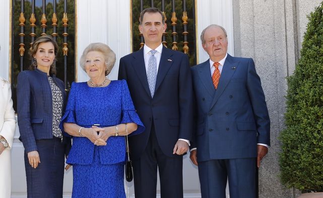 La reina Beatriz de Holanda junto a los reyes de España y el monarca emérito Juan Carlos I.- EFE