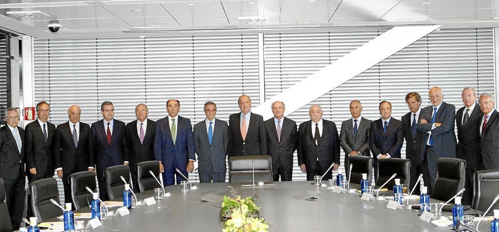El rey Juan Carlos con los banqueros y empresarios que integraban el llamado Consejo Empresarial de la Competitividad, en una reunión en agosto de 2012.
