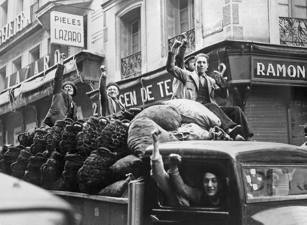 n grupo de trabajadores celebra el triunfo del Frente Popular en las elecciones de 1936. EFE