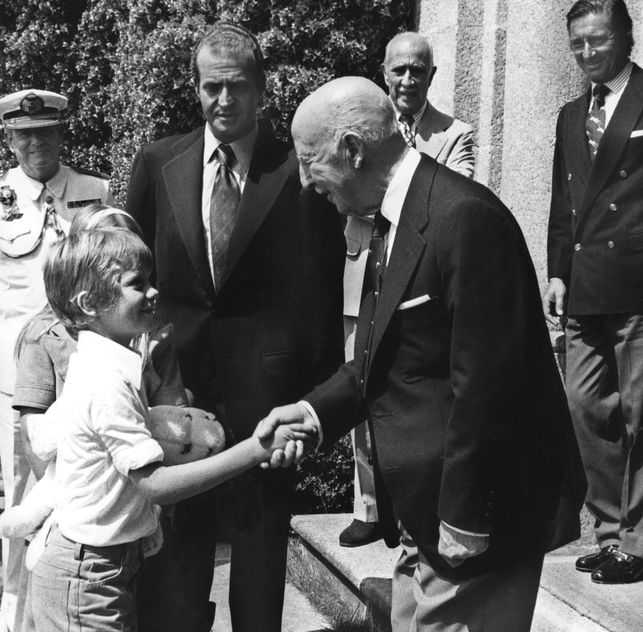 Felipe saluda al dictador en el pazo de Meirás, aún propiedad de la Fundación Francisco Franco, en julio de 1975, dos meses antes de que Franco firmara las últimas sentencias de muerte antes de fallecer. EFE