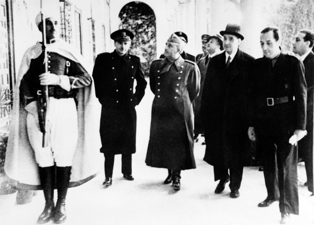 Imagen de 1940 del jefe de estado portugués Antonio de Oliveira Salazar (3ra R) con el dictador español Francisco Franco (C) AFP