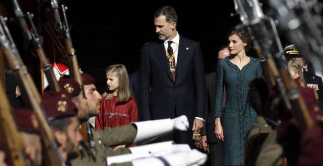 Los reyes Felipe VI y Letizia, acompañados por sus hijas la princesa de asturias y la infanta Sofia, presiden desde la escalinata del Congreso el desfile militar.- EFE