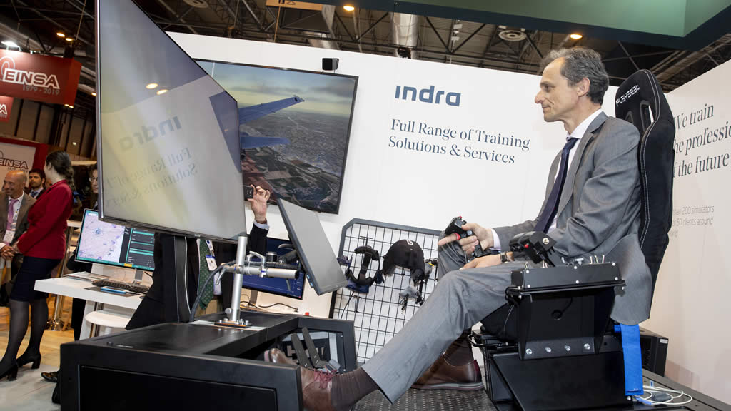 Pedro Duque, ministro de Ciencia e Innovación, en el estand de Indra en la Feindef 2019.- INDRA 