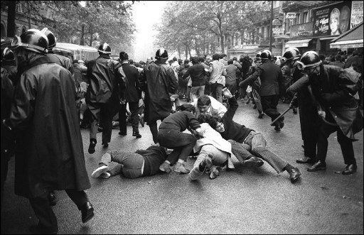 Carga policial contra los estudiantes que se manifiestan en el boulevard Saint Michel del Barrio Latino, el 16 de junio de 1968 en París, tras la evacuación por la policía de los estudiantes de la Universidad de Paris-Sorbonne. / AFP PHOTO / ARCHIVES