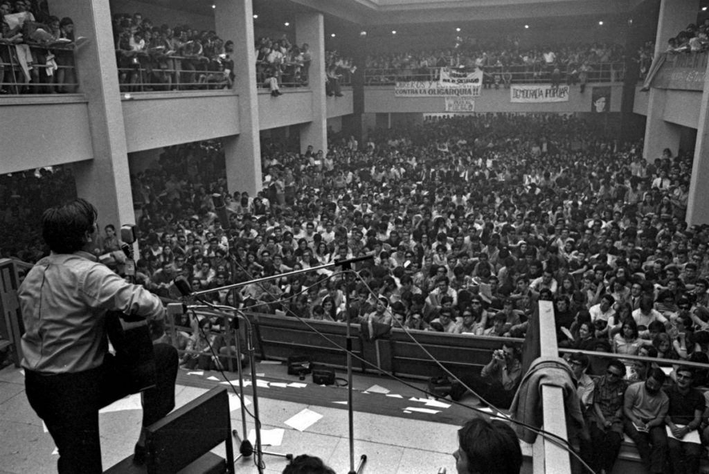 Concierto de Raimon en la Complutense de Madrid en mayo de 1968. EFE