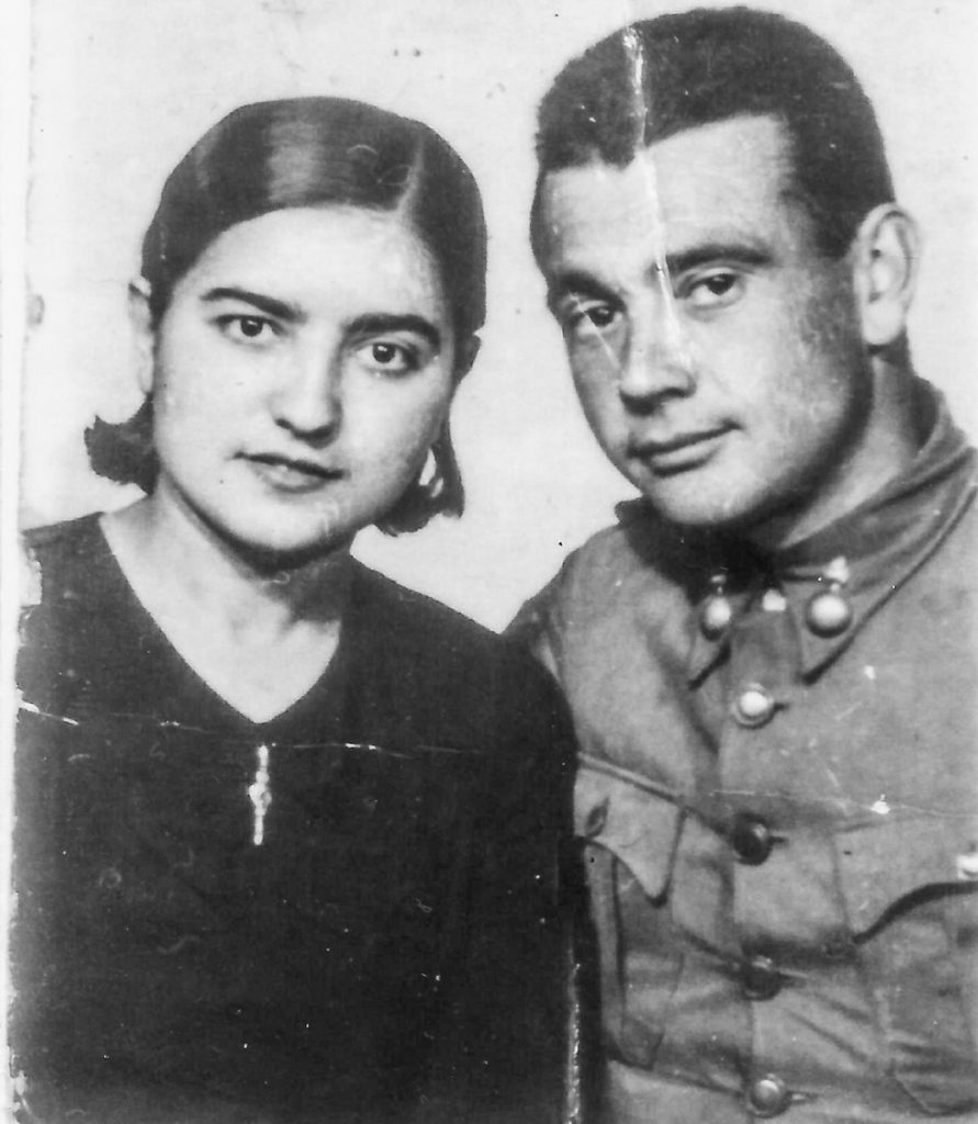 Encarna Almau y Santiago Pelegay (abuelos del autor) durante la Guerra Civil.- ARCHIVO FAMILIAR