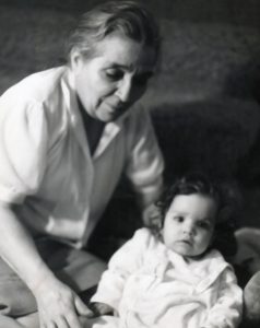 La autora, de niña, junto a Feliciana López de Dom Pablo.- ARCHIVO FAMILIAR