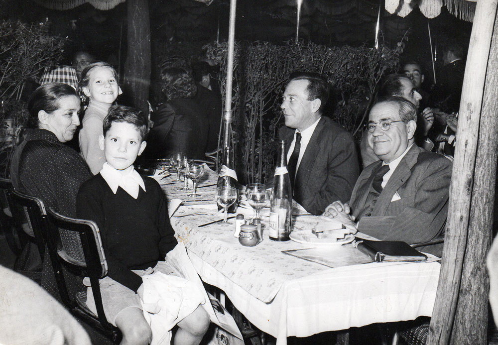 Juan Negrín junto a su hijo, también Juan; Feliciana López; Carmen y Rómulo Negrín. Año 1955. 