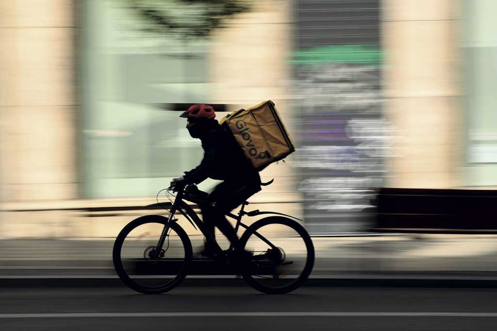 Un 'rider' llevando comida a domicilio durante este estado de alarma.- GABRIEL BOUYS / AFP