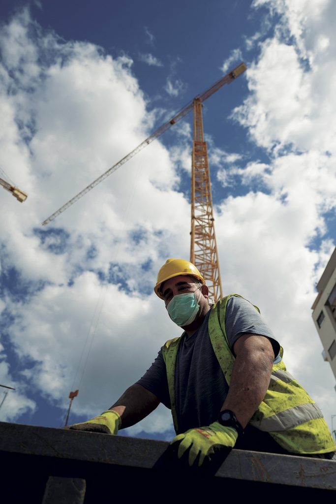 Un trabajador de la construcción durante el estado de alarma.- GABRIEL BOUYS / AFP