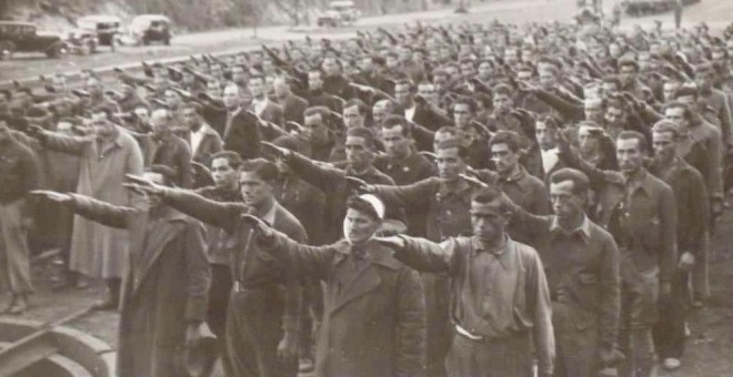 Prisioneros haciendo el saludo fascista en el campo de Concentración de Irún en Guipúzcoa (BIBLIOTECA NACIONAL DE ESPAÑA)