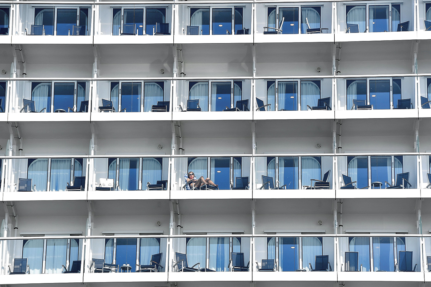 Balcones del 'Wonder of the Seas', en el puerto de Barcelona.- PAU BARRENA / AFP