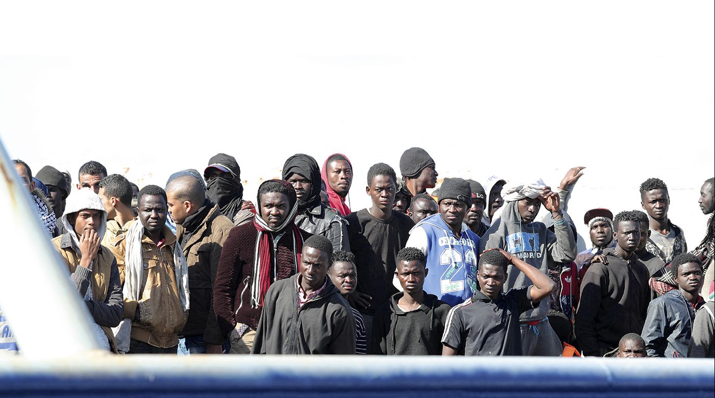 Hombres esperando para desembarcar en el puerto de Messina, en Sicilia, el 17 de abril de 2017-. GABRIELE MARICCHIOLO / NURPHOTO / AFP