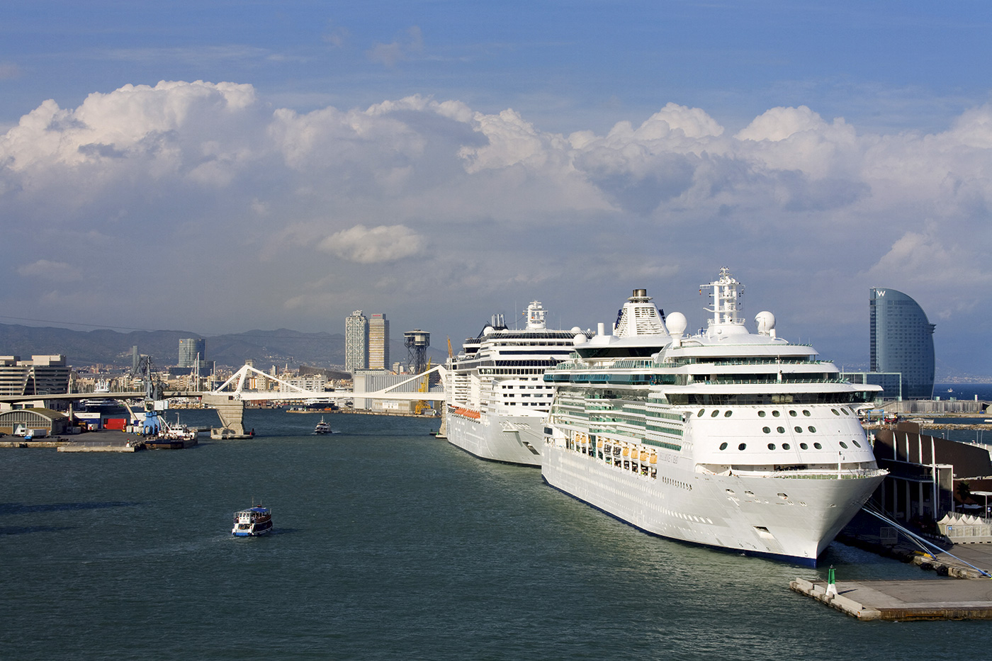 Cruceros atracados en el puerto de Barcelona.- ROBERTHARDING/AFP