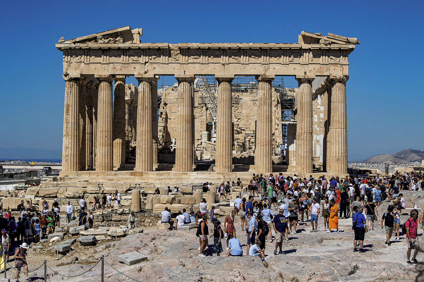 Turistas frente al Partenón, en Atenas, Grecia.-NICOLAS ECONOMOU/NURPHOTO/AFP