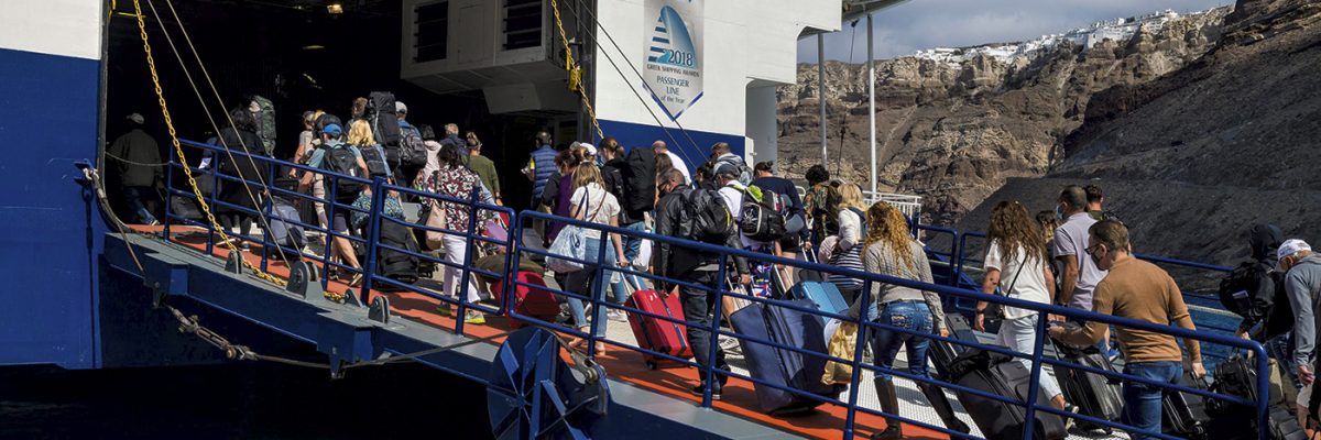 Turistas cogiendo el ferry en el puerto de Santorini, en Grecia.- MARC DOZIER/HEMIS/AFP