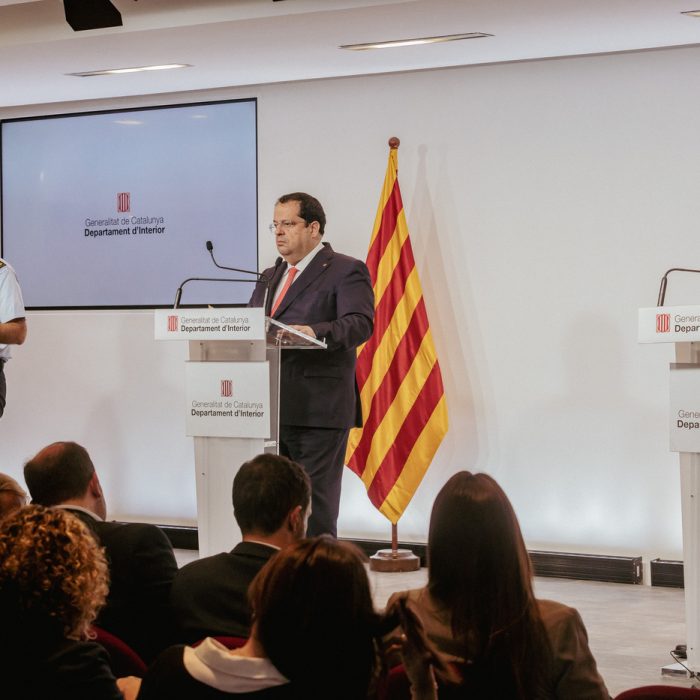 El conseller de Interior, Joan Ignasi Elena, en una rueda de prensa con Mossos d'Escuadra. Generalitat de Catalunya
