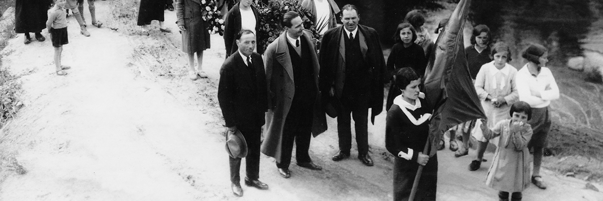 Luis Trigo (en el centro, sujetando un sombrero), en un entierro laico en Mondoñedo en abril de 1936./ ARCHIVO FAMILIAR