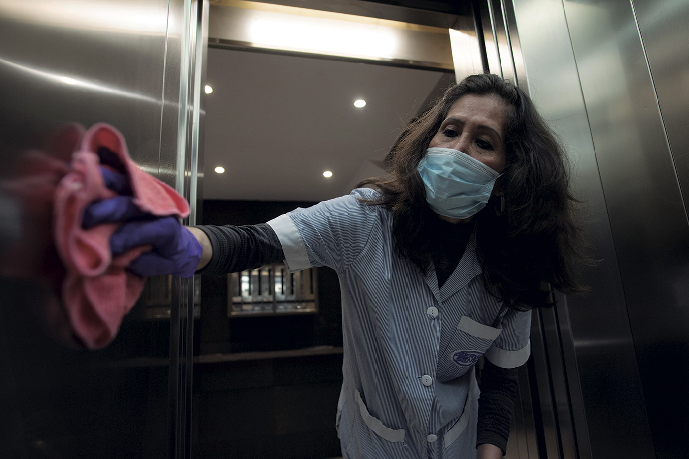 Una trabajadora desinfectando un edificio.- JOSEP LAGO / AFP
